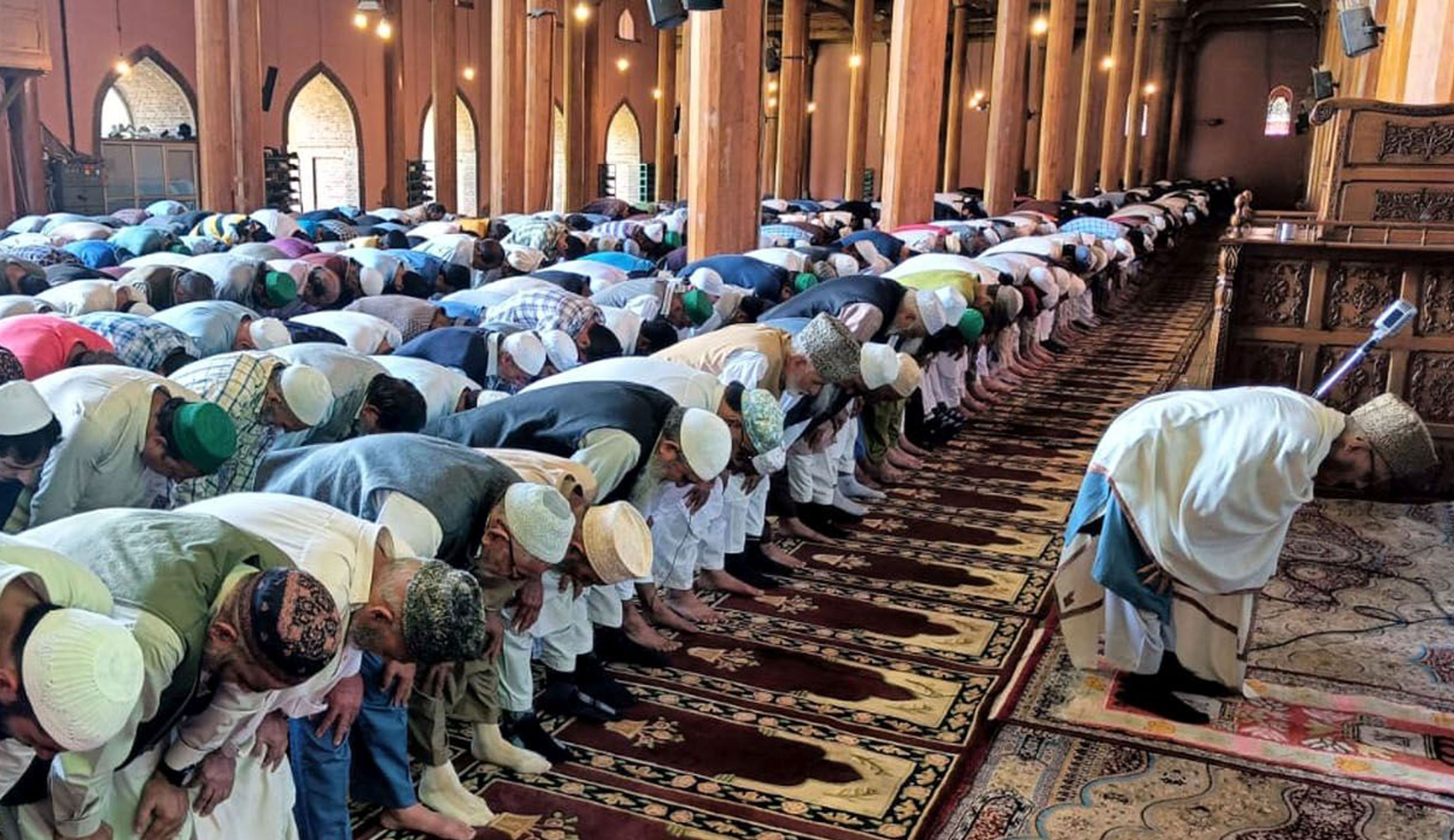 سری نگر کی تاریخی جامع مسجد میں دو ہفتے کے بعد نماز جمعہ کی ادائیگی