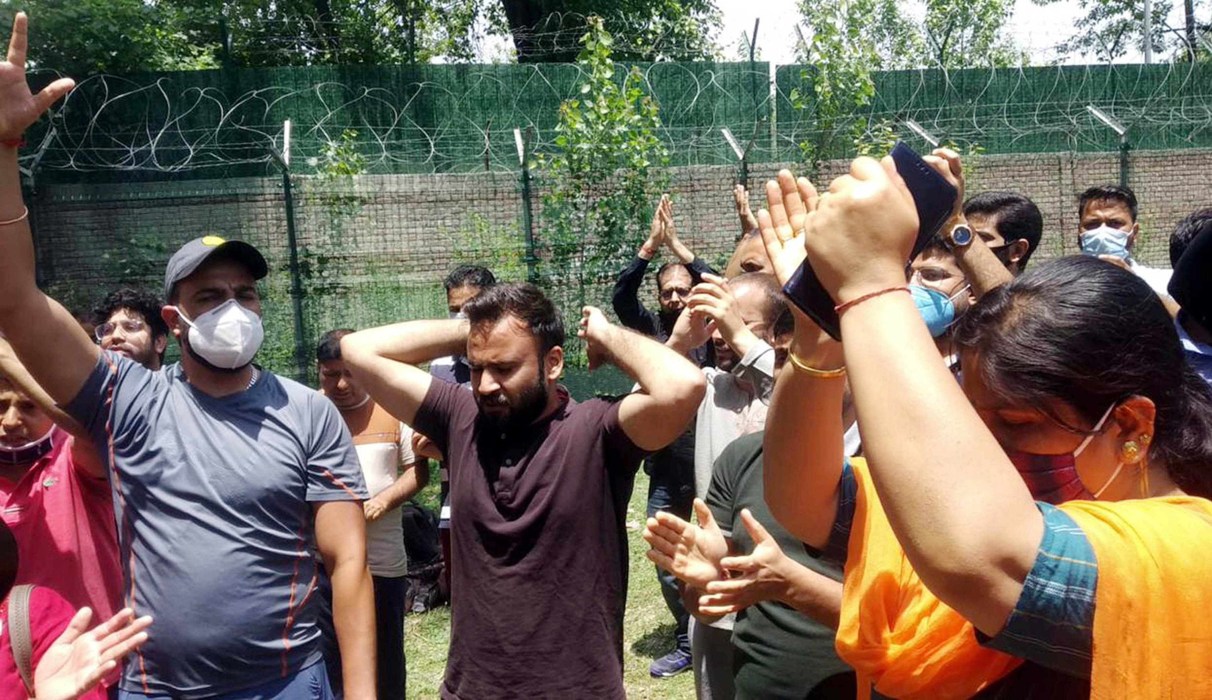کشمیری پنڈت ملازمین کا اپنے مطالبات کو لے کر جموں میں احتجاج