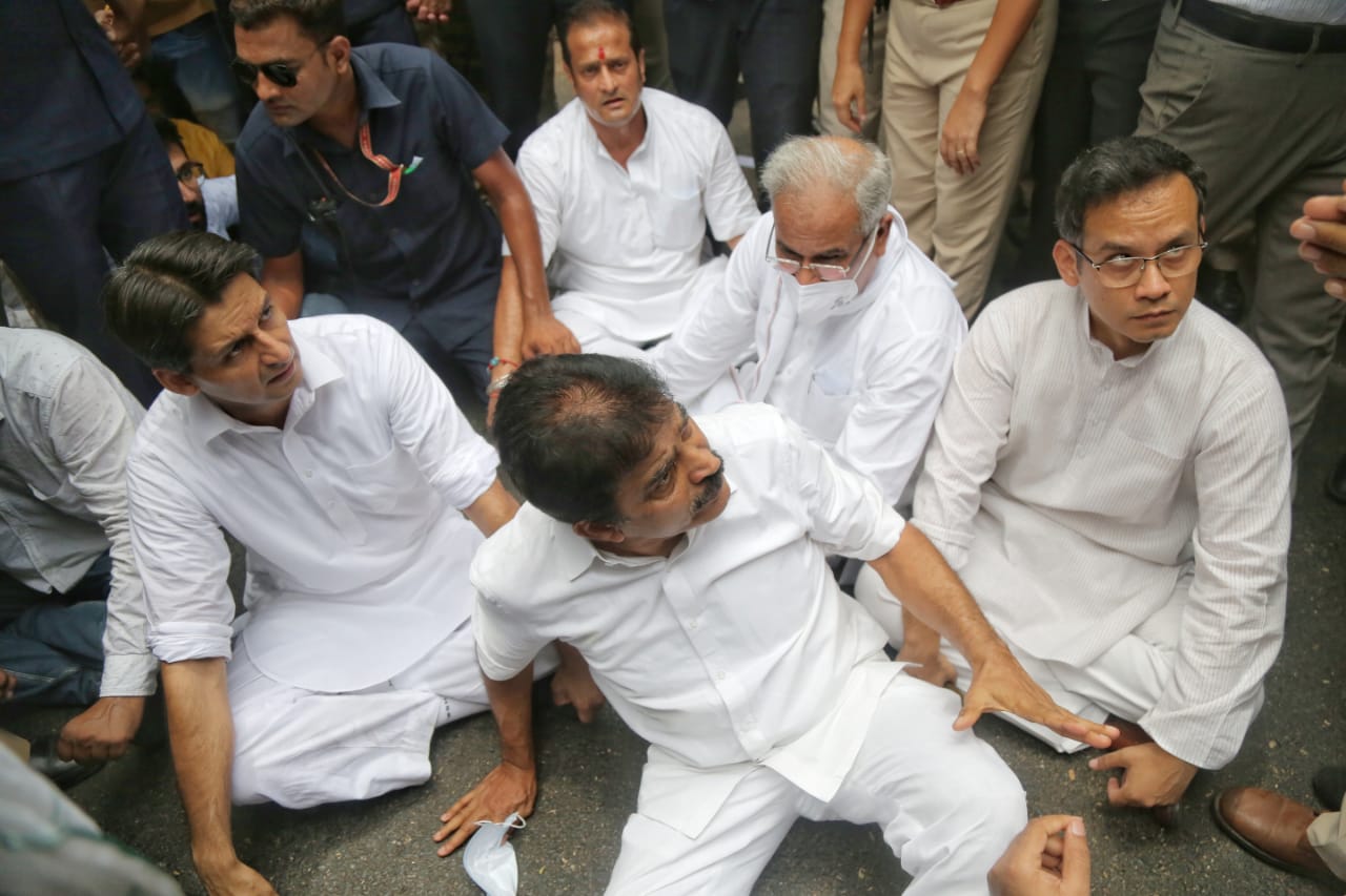 چھتیس گڑھ کے سی ایم بگھیل کو دہلی پولیس نے حراست میں لے لیا