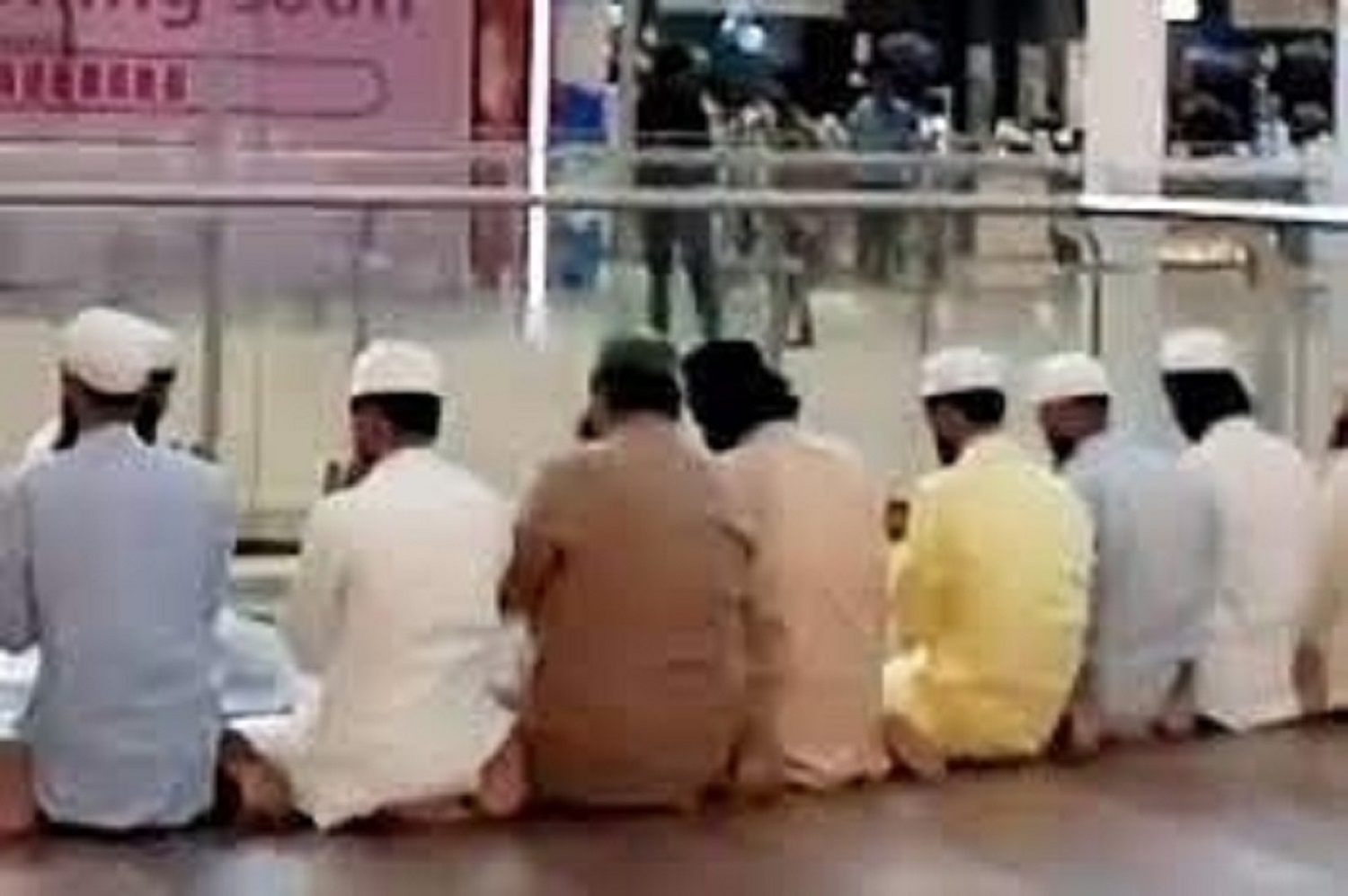 لکھنؤ: لولو مال میں محض 18 سیکنڈ کی ’نماز‘ نے بہت کچھ واضح کر دیا!