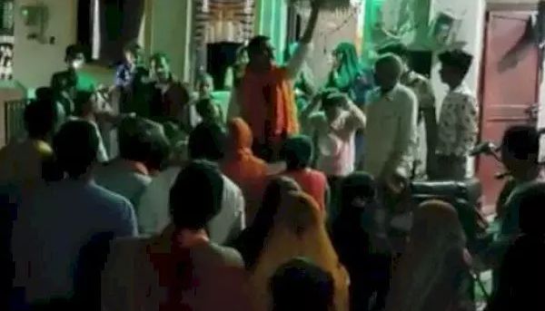 مدھیہ پردیش: گھروں پر کانگریس کے جھنڈے دیکھ کر بھڑکے بی جے پی لیڈر، سرکاری سہولیات ختم کرنے کی دھمکی!