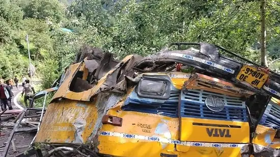 ہماچل: کلو میں بس کھائی میں گرنے سے 16 افراد کی موت، وزیر اعظم اور پرینکا گاندھی کا اظہار رنج و غم