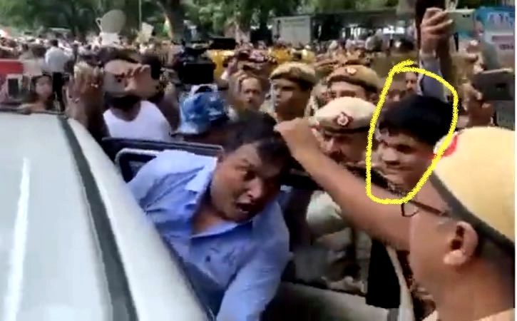 پولیس اہلکار نے یوتھ کانگریس صدر شرینواس کے بال کھینچے، دہلی پولیس کرے گی کارروائی