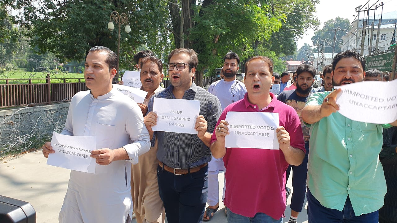 پی ڈی پی کا الیکشن کمیشن کے حالیہ اعلان کے خلاف سری نگر میں احتجاج