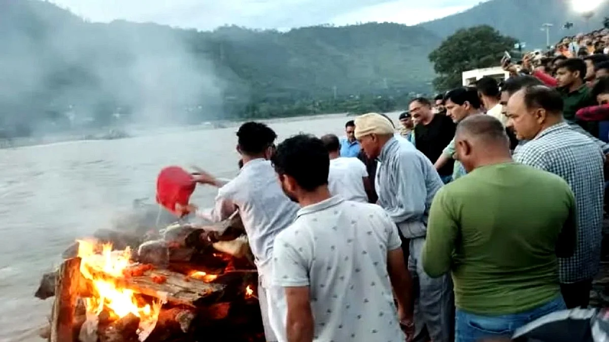 انکیتا بھنڈاری کی جلتی چتا، تصویر آئی اے این ایس