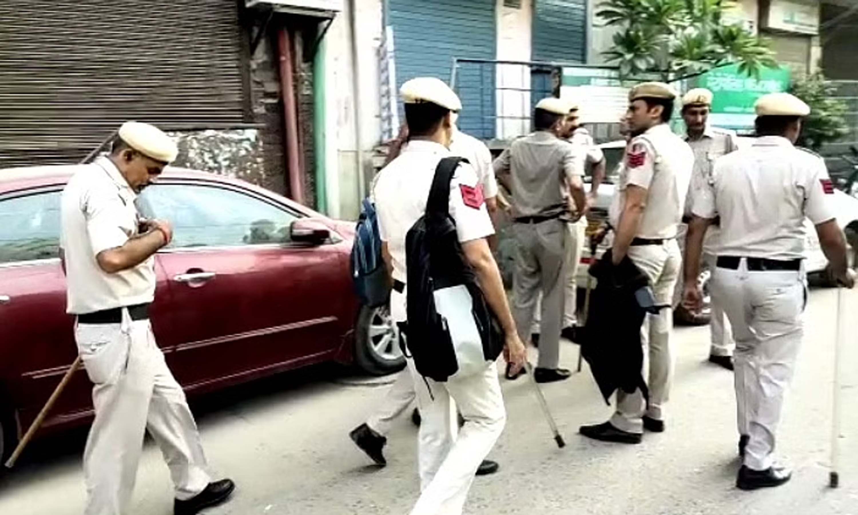 دہلی: شاہین باغ میں ’پی ایف آئی‘ کے دفتر کے باہر بڑی تعداد میں پولیس فورس تعینات، ڈرون سے نگرانی