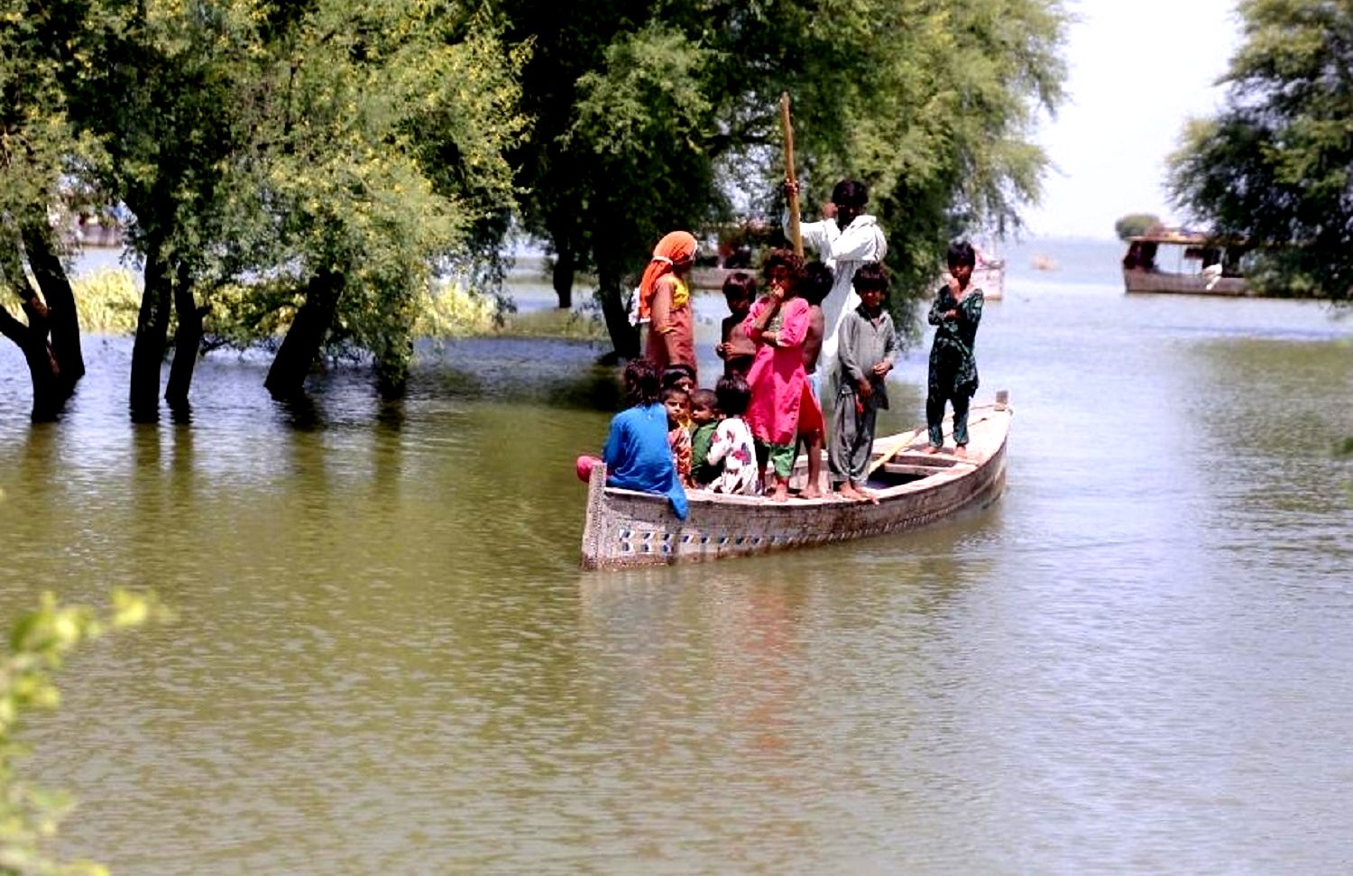سیلاب کی تباہی سے بے حال پاکستان کو توڑنا پڑا میٹھے پانی کی جھیل پر بنا پشتہ، ایک لاکھ افراد بے گھر
