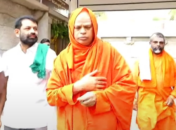 نابالغ لڑکیوں کی عصمت دری: ملزم سنت شرنارو کو سینے میں درد کی شکایت کے جیل سے اسپتال پہنچایا گیا