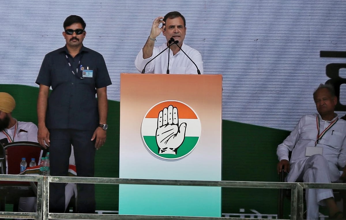 کانگریس کی ہلہ بول ریلی سے خطاب کرتے راہل گاندھی / قومی آواز / وپن