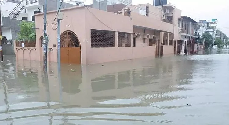 موسلادھار بارش سے لکھنؤ پر چڑھا ’اسمارٹ سٹی‘ کا رنگ دھندلا پڑ گیا، آبی جماؤ نے روکا سی ایم یوگی کا اسپتال دورہ