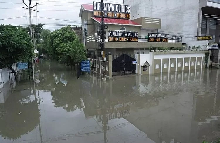 موسلادھار بارش سے لکھنؤ پر چڑھا ’اسمارٹ سٹی‘ کا رنگ دھندلا پڑ گیا، آبی جماؤ نے روکا سی ایم یوگی کا اسپتال دورہ