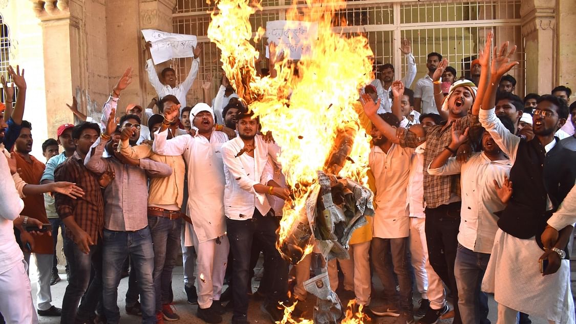 الٰہ آباد یونیورسٹی کے طلبا کا دھرنا و مظاہرہ جاری، اضافی فیس کو پوری طرح سے واپس لینے کا مطالبہ