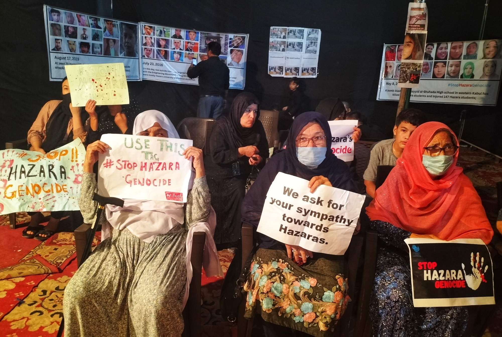 کابل میں شعیہ ہزارہ برادری کے قتل عام کے خلاف دہلی میں احتجاج، درگاہ شاہ مرداں میں درجنوں افراد کا دھرنا