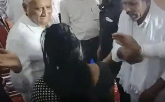 کرناٹک کے وزیر نے خاتون کو مارا تھپڑ، پھر بھی خاتون نے آشیرواد کے لیے چھوئے پاؤں