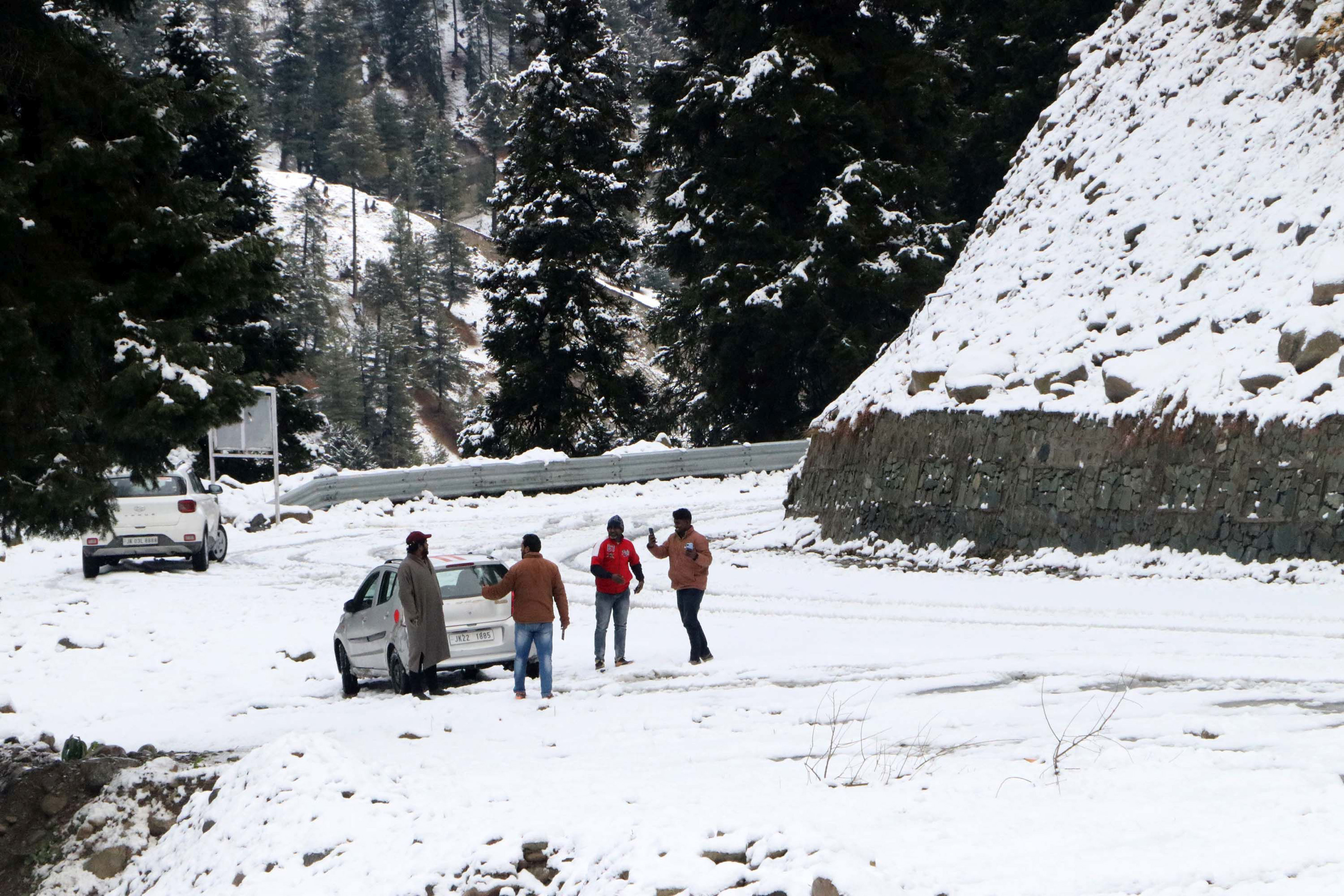 کشمیر: خشک موسم کے بیچ سردی کی لہر تیز، گلمرگ میں شبانہ درجہ حرارت منفی 4.0 ڈگری سینٹی گریڈ درج