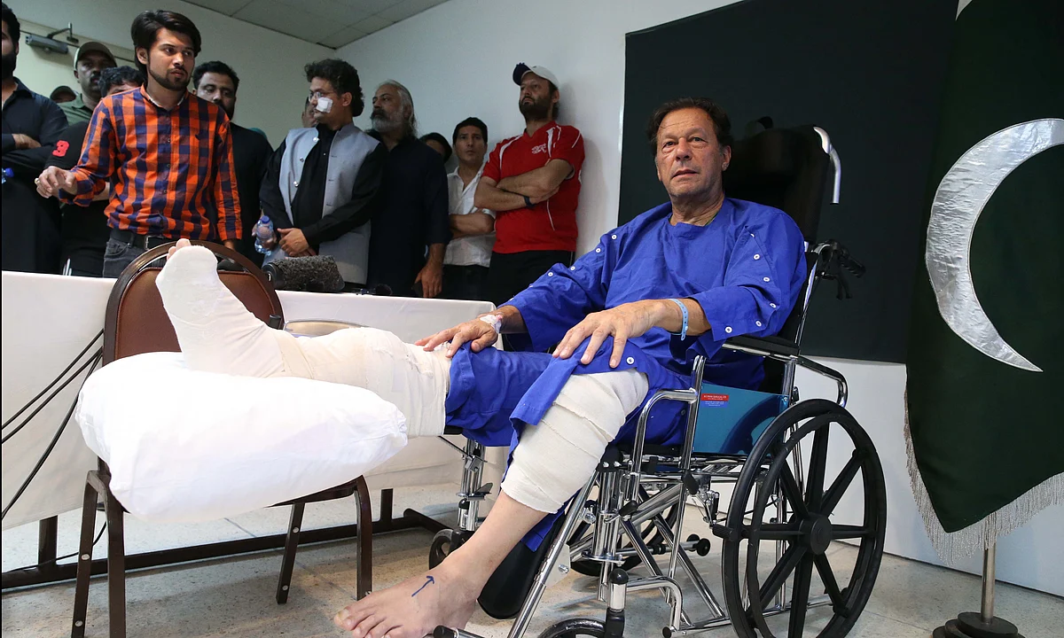 اسپتال میں پریس کانفرنس کےک دوران عمران خان / Getty Images