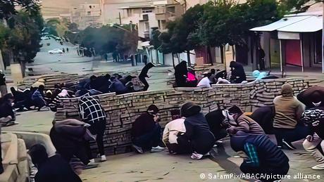 ایران: مظاہروں کو کچلنے کے لیے کرد شہر پر فوجی کارروائی