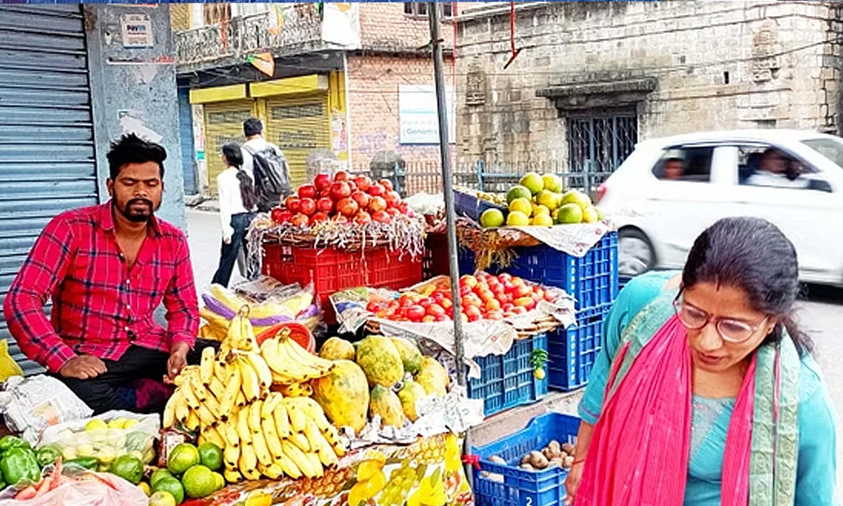 کانگڑا ضلع کے بیجناتھ میں پھل فروش ملکھان سنگھ اور گھریلو خاتون مونیکا دھیمان