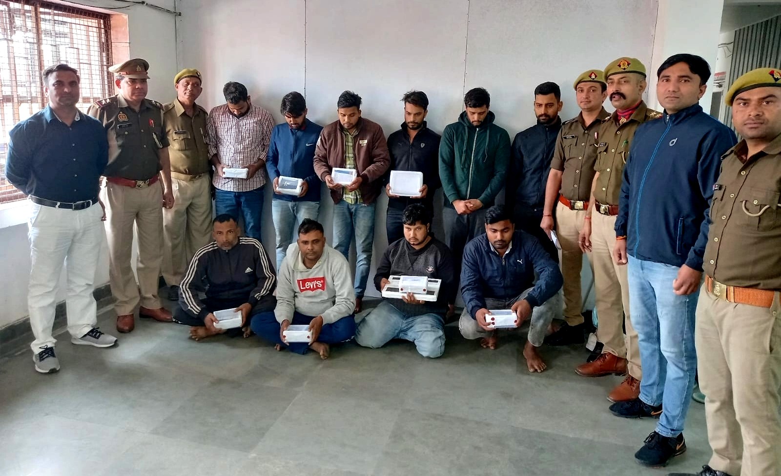 بند بیمہ پالیسی بحال کرنے کے نام پر ٹھگی کرنے والے گروہ کا پردہ فاش، 10 گرفتار