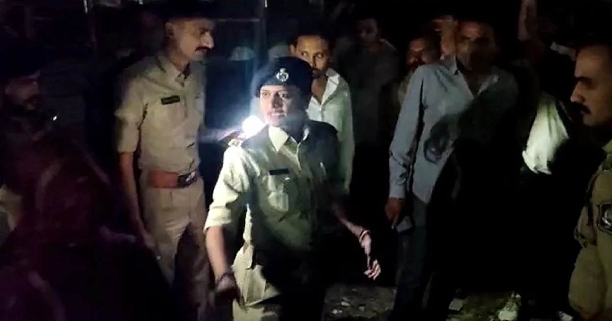 شراب بندی والے گجرات میں شراب کے لیے زوردار ہنگامہ، راجکوٹ میں مقامی لوگوں نے ٹھیکہ میں کی توڑ پھوڑ