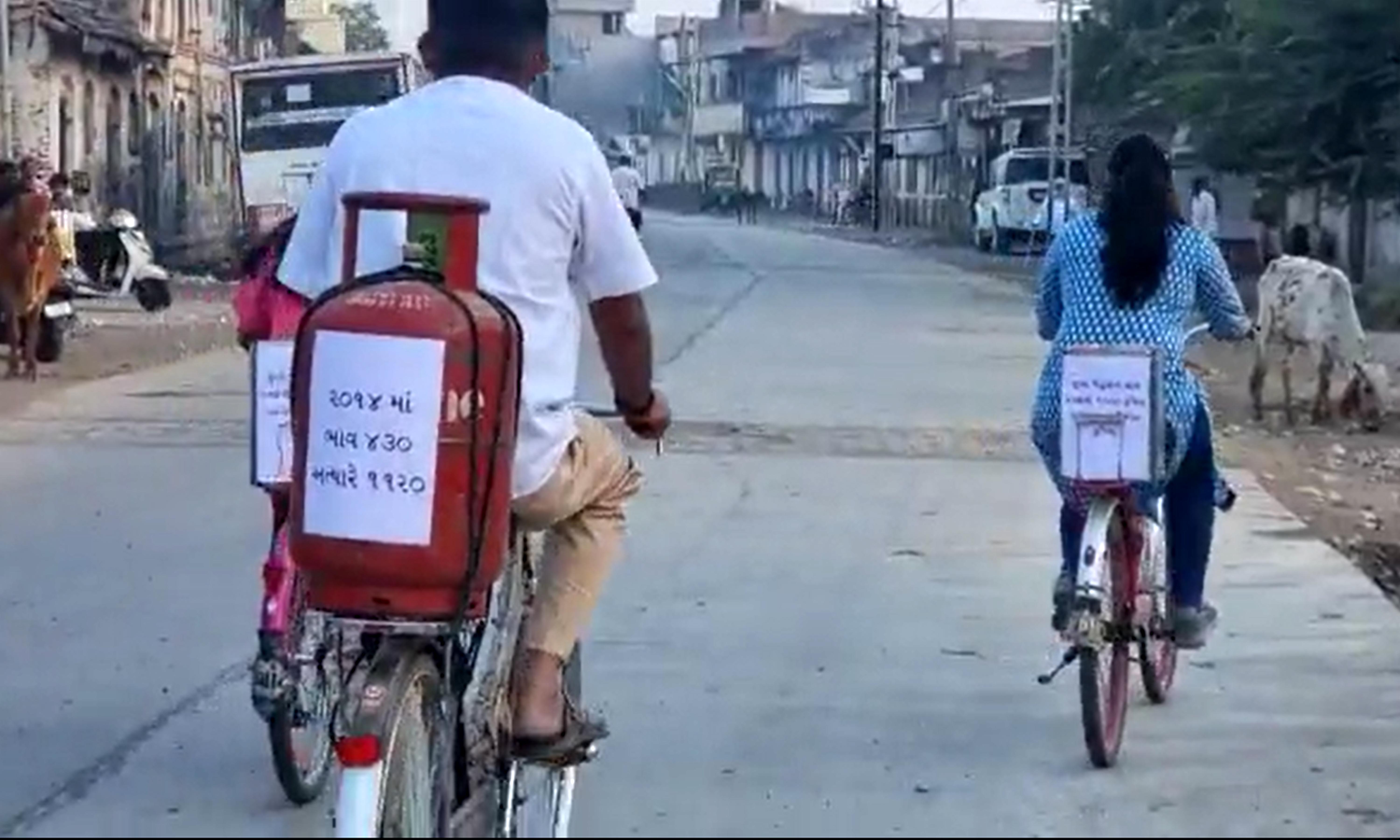 گجرات انتخابات: سائیکل پر ایل پی جی سلنڈر کے ساتھ ووٹ ڈالنے پہنچا کانگریس امیدوار، ویڈیو وائرل