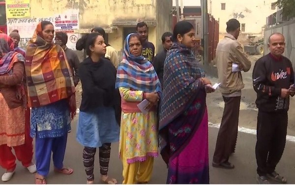 دہلی ایم سی ڈی الیکشن: دہلی میں ’منی حکومت‘ بنانے کے لئے ووٹنگ جاری، ووٹروں میں جوش و خروش