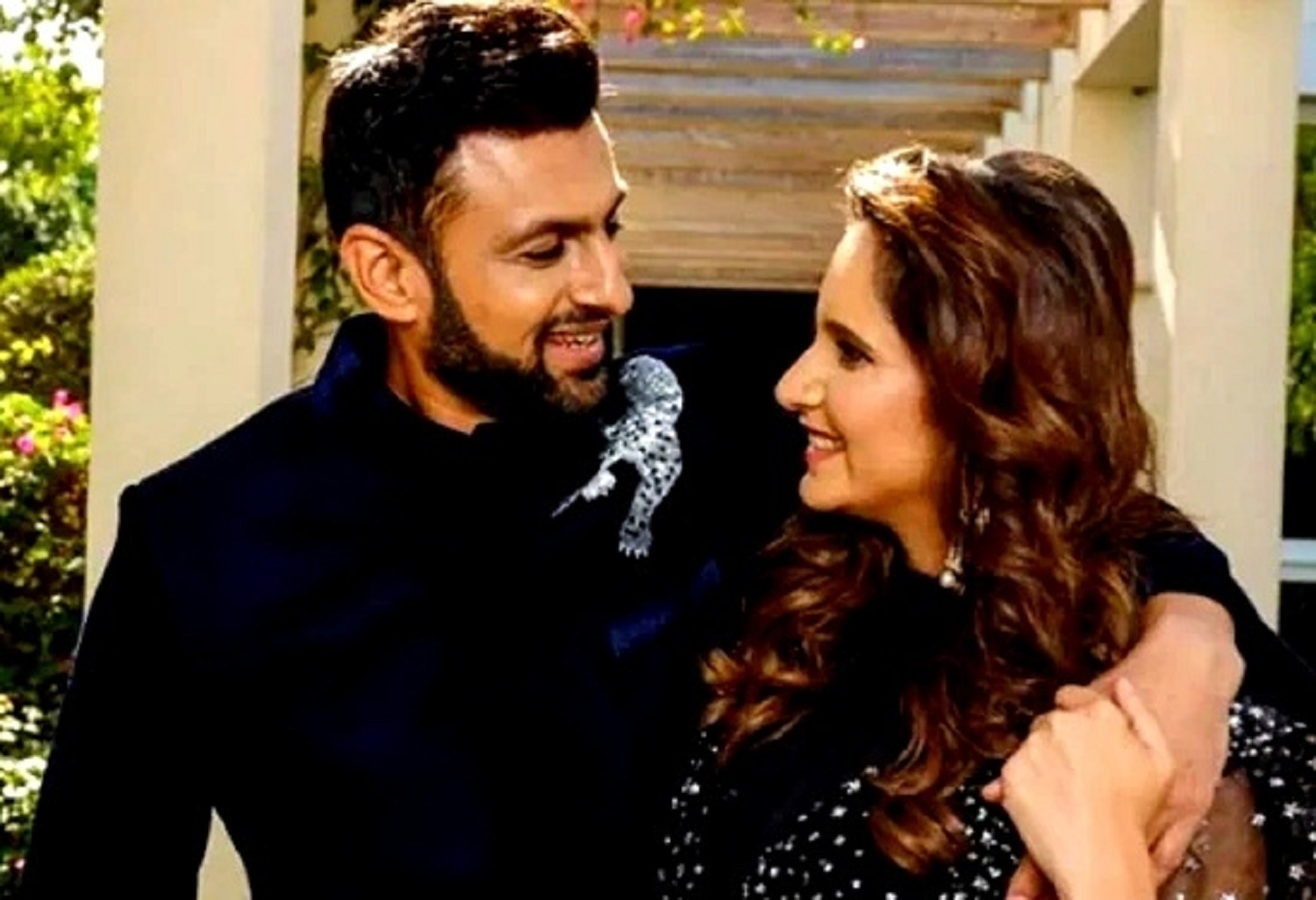 ’ہمیں تنہا چھوڑ دیں، میں اور ثانیہ کوئی جواب نہیں دیں گے‘، طلاق سے متعلق سوال پر شعیب ملک کی دو ٹوک