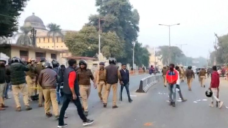 الٰہ آباد یونیورسٹی میں سیکورٹی گارڈ کی فائرنگ، مشتعل طلبا اور پولیس کے درمیان تصادم، کئی طلبا زخمی