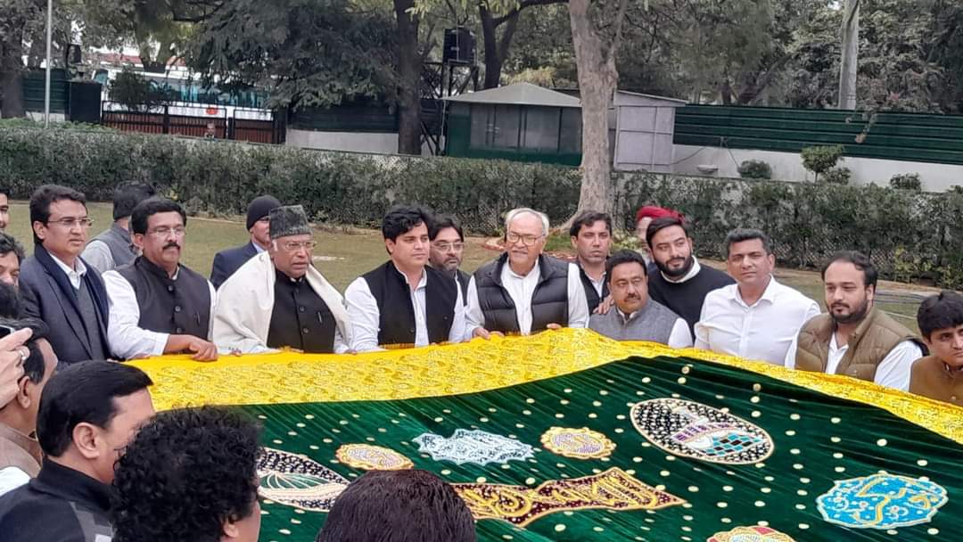 کانگریس صدر ملکارجن کھڑگے نے خواجہ غریب نواز کی مزار پر چڑھانے کے لیے چادر کی روانہ