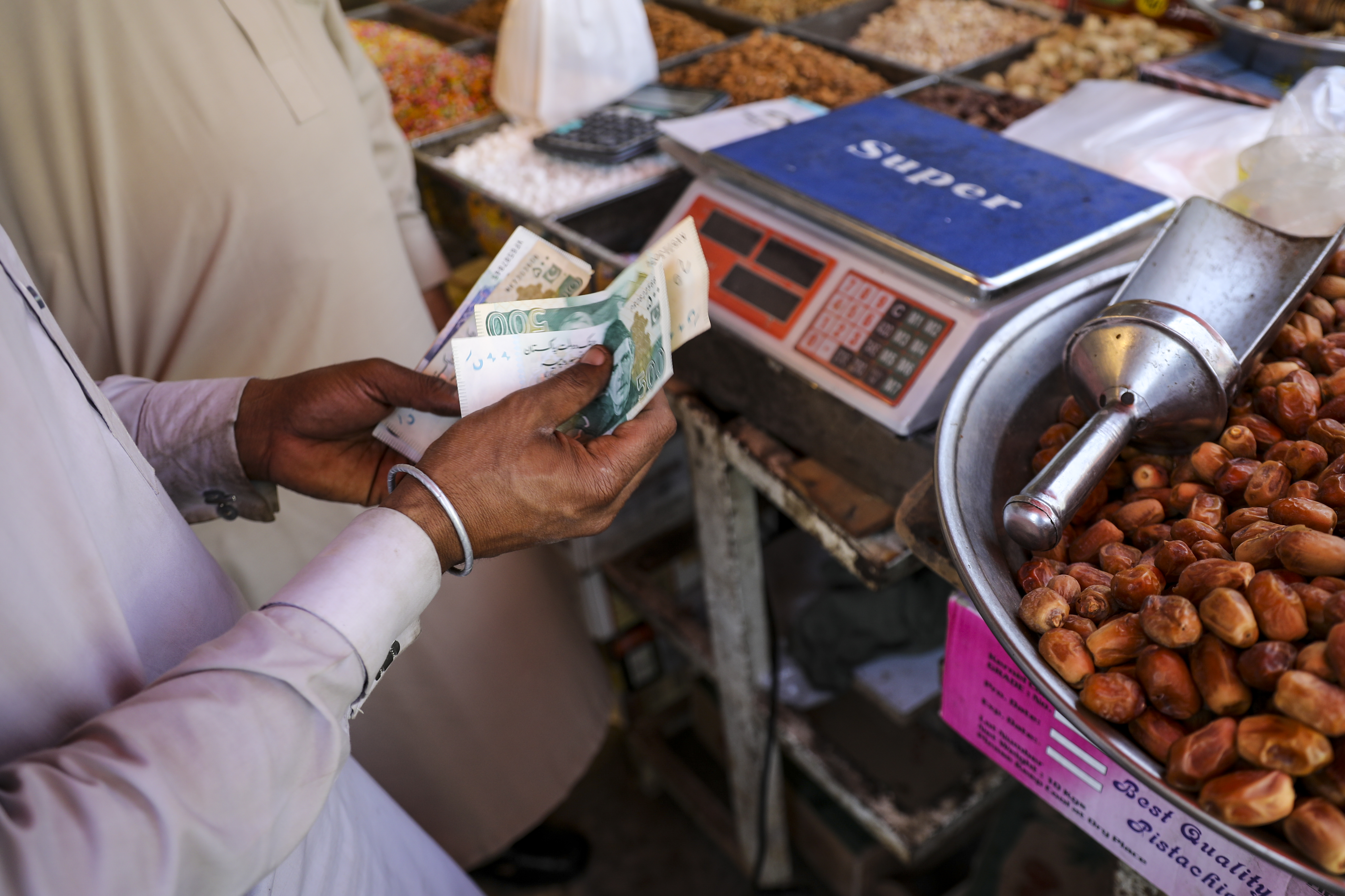 کیش بحران کے درمیان پاکستانی روپے میں ریکارڈ گراوٹ، ڈالر کے مقابلے 262 تک پہنچ گیا
