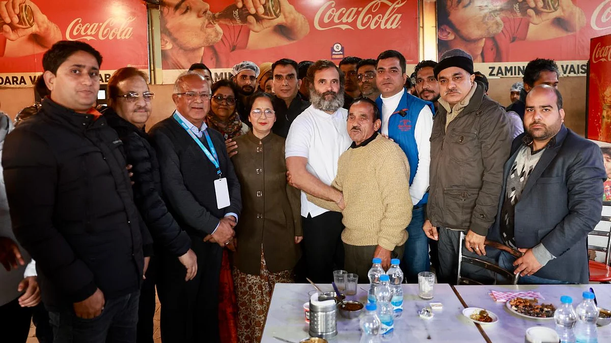 <div class="paragraphs"><p>کشمیری پنڈتوں کے نمائندہ وفد سے ملاقات کرتے ہوئے راہل گاندھی</p></div>