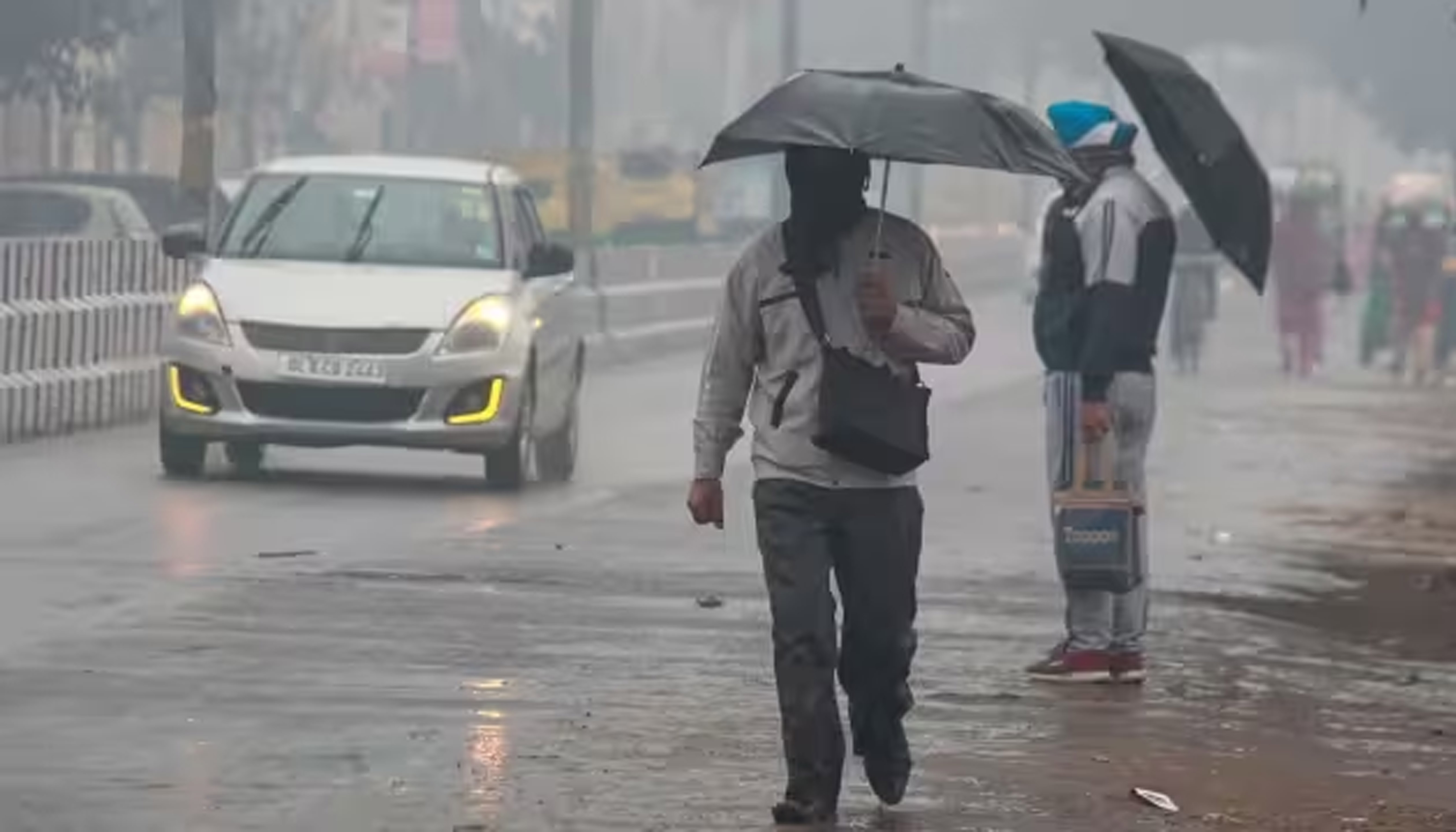 موسم کا حال: شمالی ہندوستان کے کچھ علاقوں میں رات گئے بارش، تیز ہوائیں بھی چلیں، پہاڑی ریاستوں میں برف باری