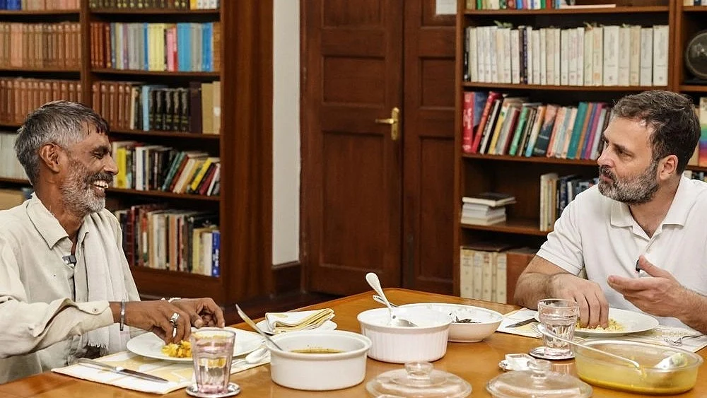 <div class="paragraphs"><p>رامیشور کے ساتھ کھانا کھاتے ہوئے راہل گاندھی</p></div>