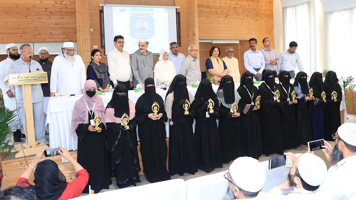 <div class="paragraphs"><p>اعزازی شیلڈ حاصل کرنے والی طالبات</p></div>