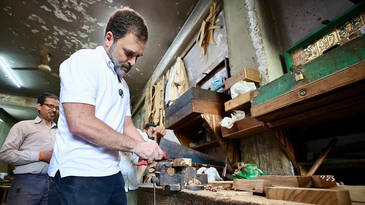 <div class="paragraphs"><p>کیرتی نگر فرنیچر مارکیٹ پہنچے راہل گاندھی بڑھئی کی کاریگری سیکھتے ہوئے</p></div>