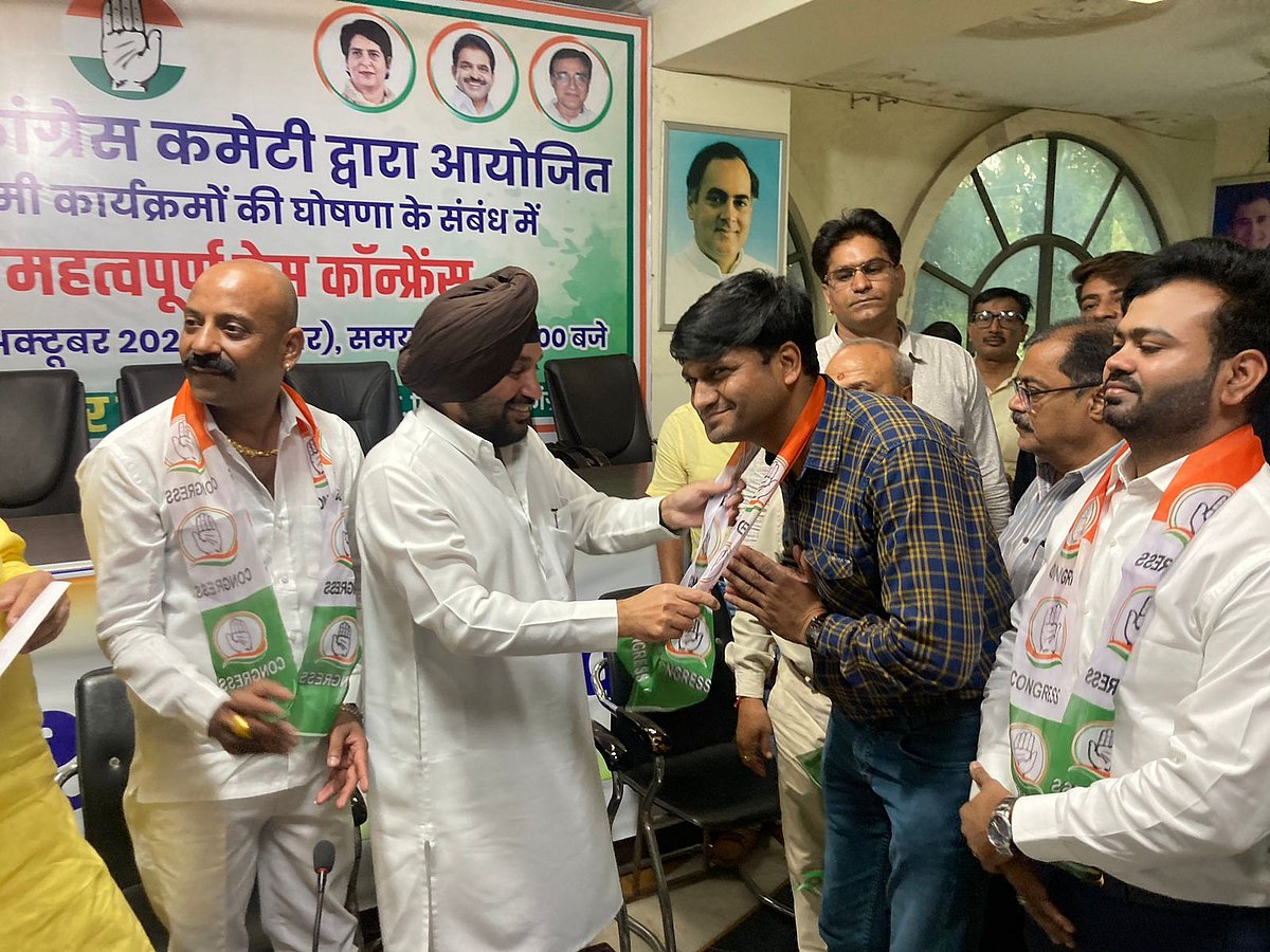 عآپ کو پھر لگا زوردار جھٹکا، درجنوں لیڈران کانگریس میں شامل