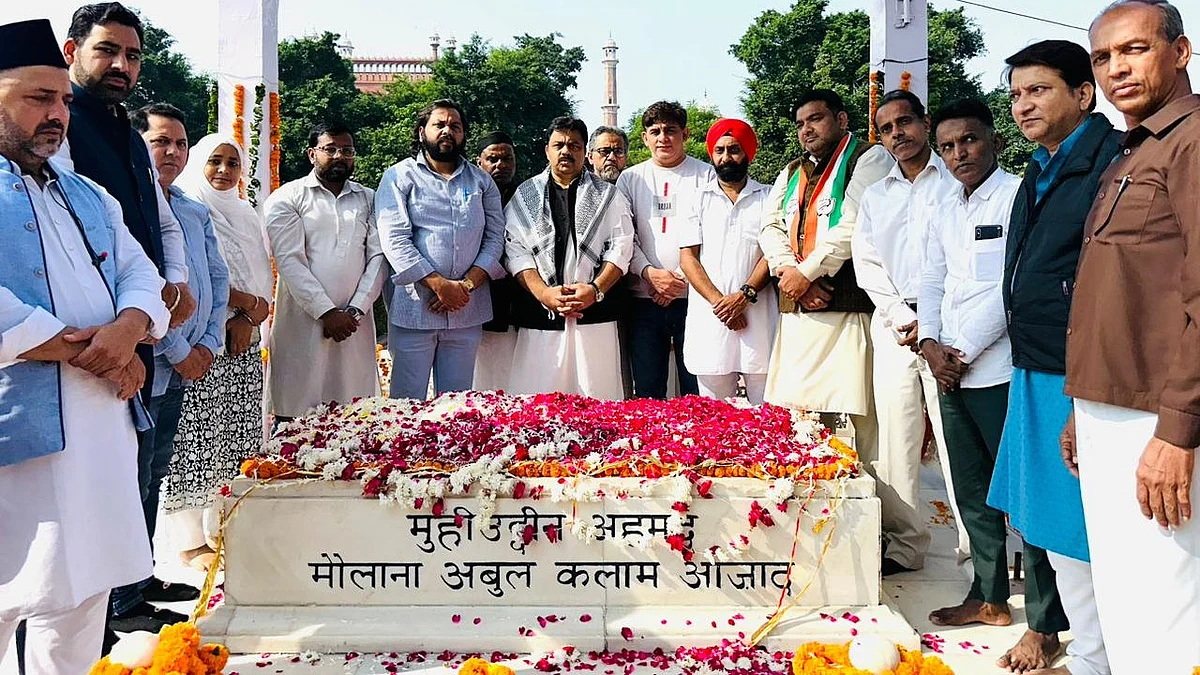 <div class="paragraphs"><p>دہلی پردیش کانگریس کمیٹی اقلیتی شعبہ کے چیئرمین عبدالواحد قریشی و دیگر لیڈران مولانا آزاد کو خراج عقیدت پیش کرتے ہوئے</p></div>