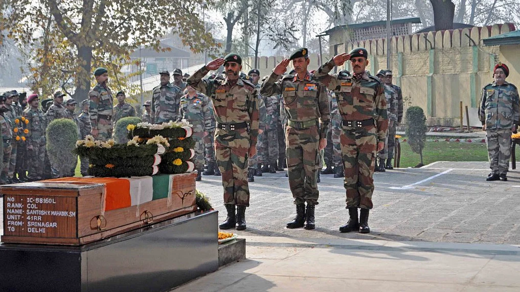 सेना के शहीद जवानों को श्रद्धांजलि. (<b>फोटो:Twitter/SpokespersonMoD</b>)