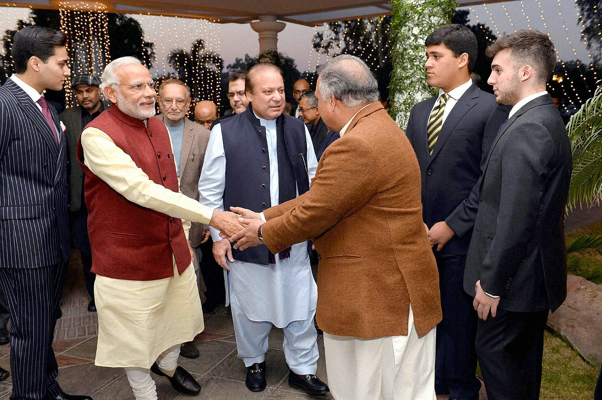 लाहौर में नवाज़ शरीफ के घर पर पीएम मोदी का स्वागत करते पाक अधिकारी. (<b>फोटो: PTI</b>)