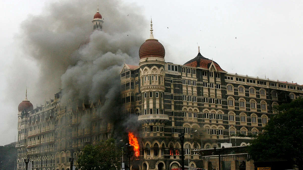 मुंबई में आतंकियों ने ताज होटल पर किया था हमला (<b>फोटोः Reuters</b>)
