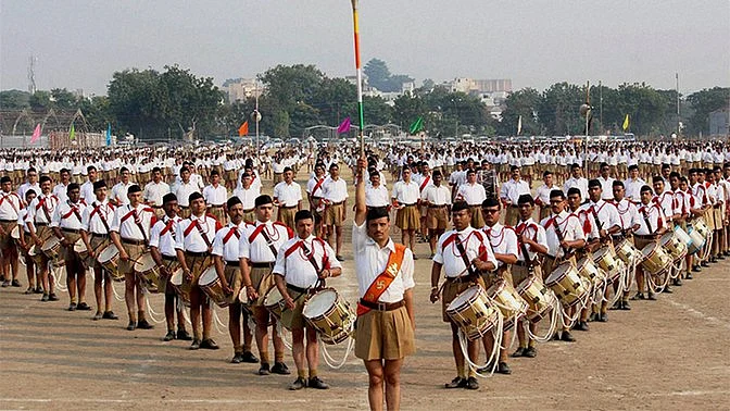 खाकी परिधान में RSS के सदस्य.