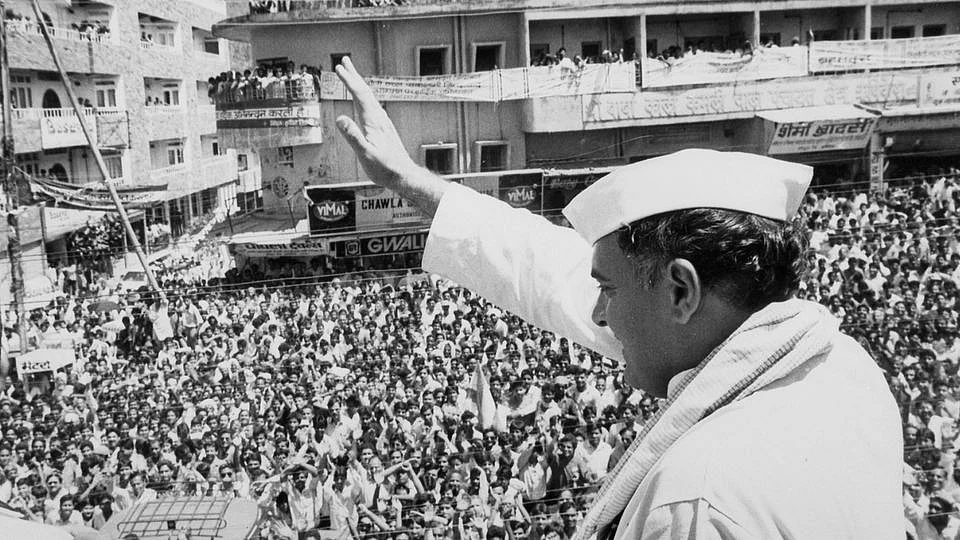 उत्तरप्रदेश की एक रैली में पूर्व प्रधानमंत्री राजीव गांधी (फोटो: रॉयटर्स)