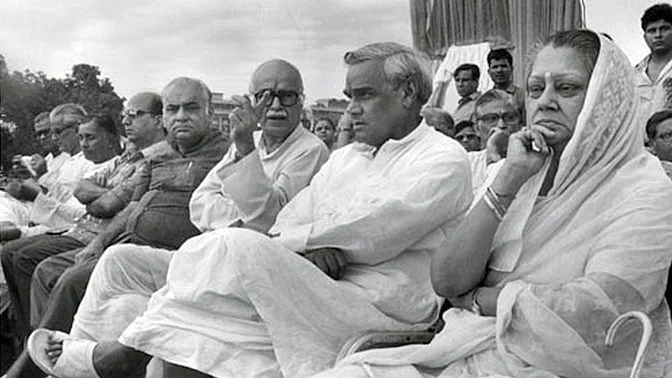 मंच साझा करते लाल कृष्ण आडवाणी और पूर्व प्रधानमंत्री अटल बिहारी वाजपेयी. (<b>फोटो: PIB</b>)