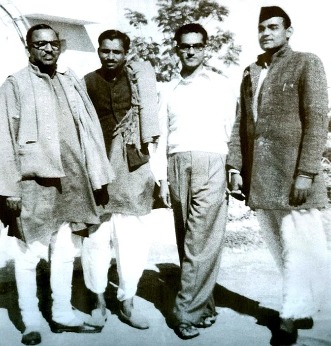 दीनदयाल के साथी और दोस्त उनके मजबूत विचारों और राजनीतिक नजरिये से काफी प्रभावित थे. यहां उनको पूर्व प्रधानमंत्री अटल बिहारी वाजपेयी के साथ देखा जा सकता है