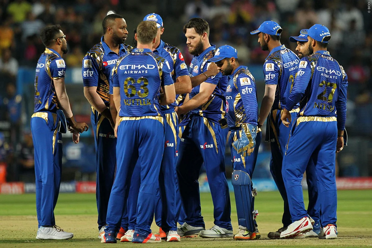 अपने मैच के दौरान मुंबई इंडियन टीम (फोटो: IPLT20.com)