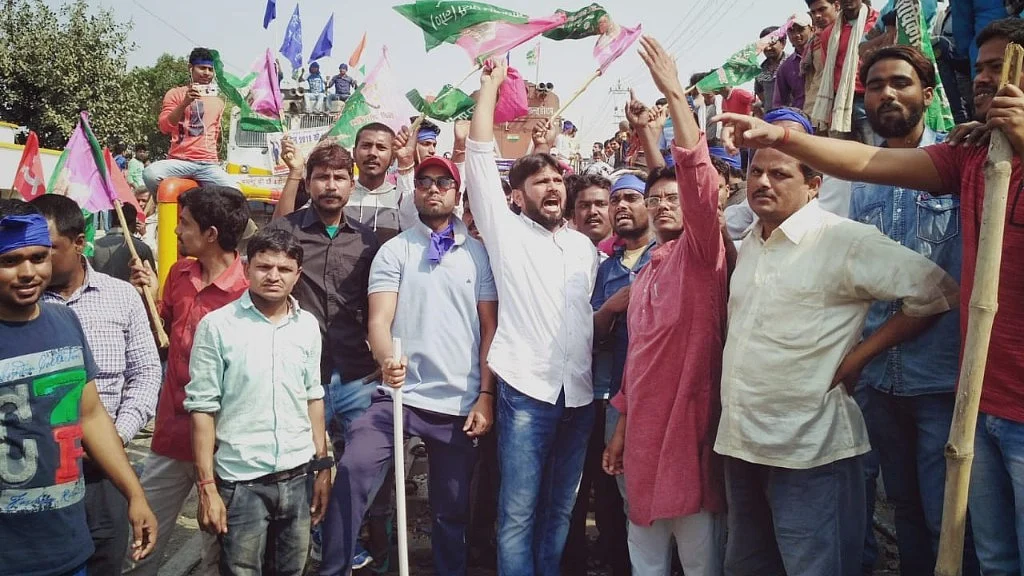 सुप्रीम कोर्ट के फैसले के खिलाफ विरोध-प्रदर्शन करते लोग