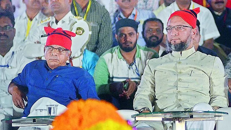 मुंबई के शिवाजी पार्क मैदान पर शनिवार को प्रकाश अंबेडकर और असदुद्दीन ओवैसी ने बड़ी सभा को सम्बोधित किया.