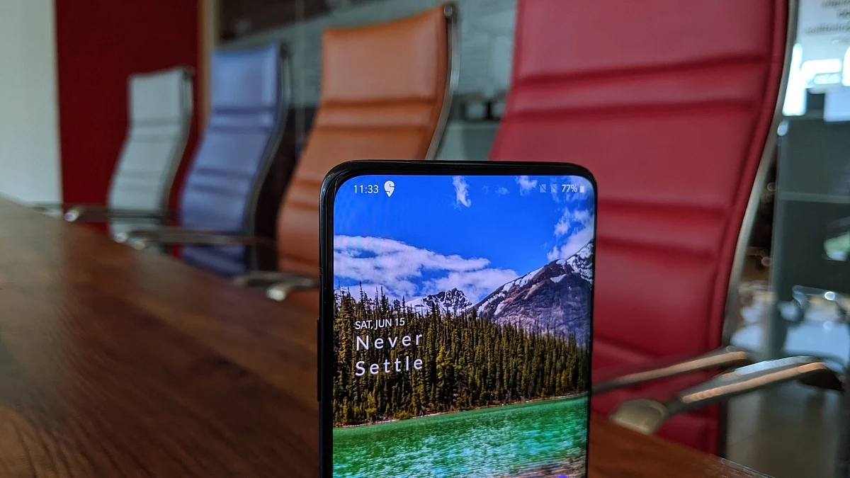 OnePlus 7 Pro में टॉप पर फ्रंट-फेसिंग पॉप-अप कैमरा है