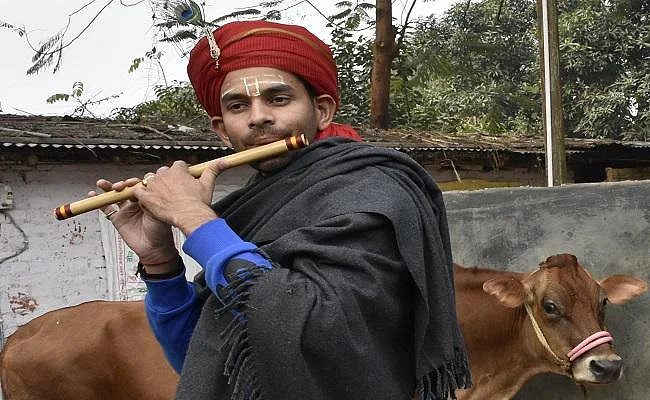 कुछ महीनों तक वो अलग-अलग शहरों में भी रहे. मथुरा और वृंदावन की सैर भी की.