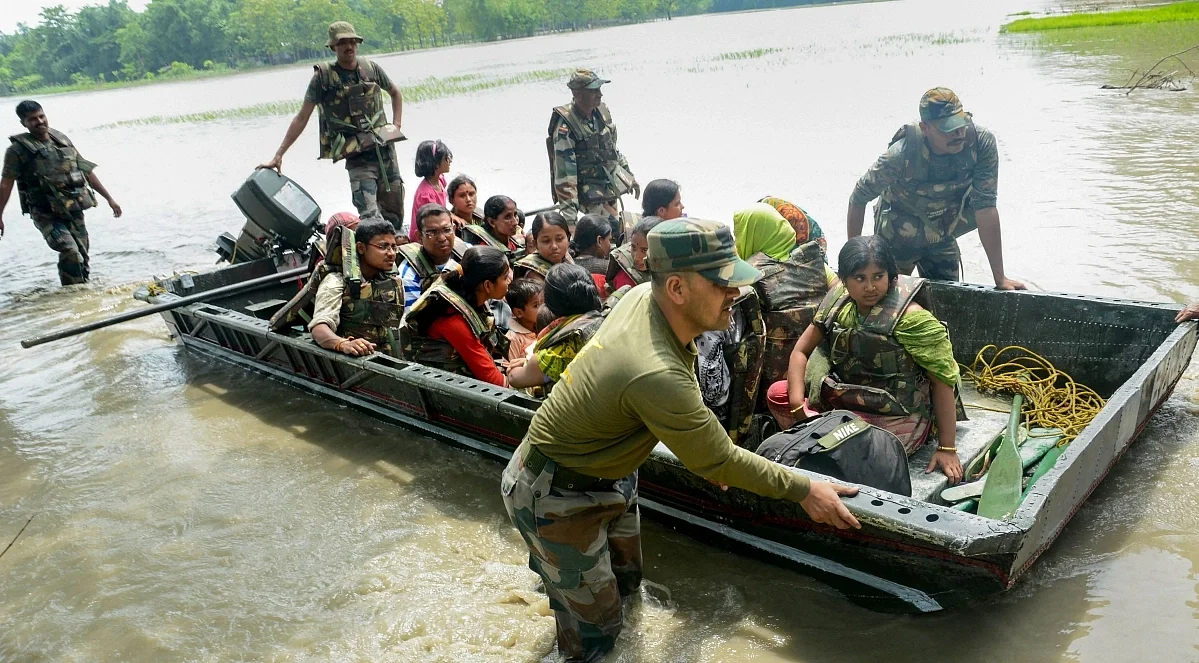 असम में बाढ़ के चलते मरने वालों की संख्या 80 हो गई है.